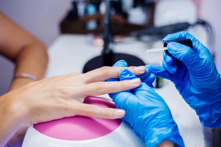 Manicure que faz unha de fibra de vidro